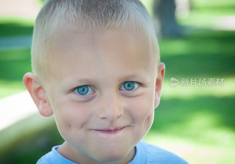 蓝眼睛和酒窝的快乐小男孩