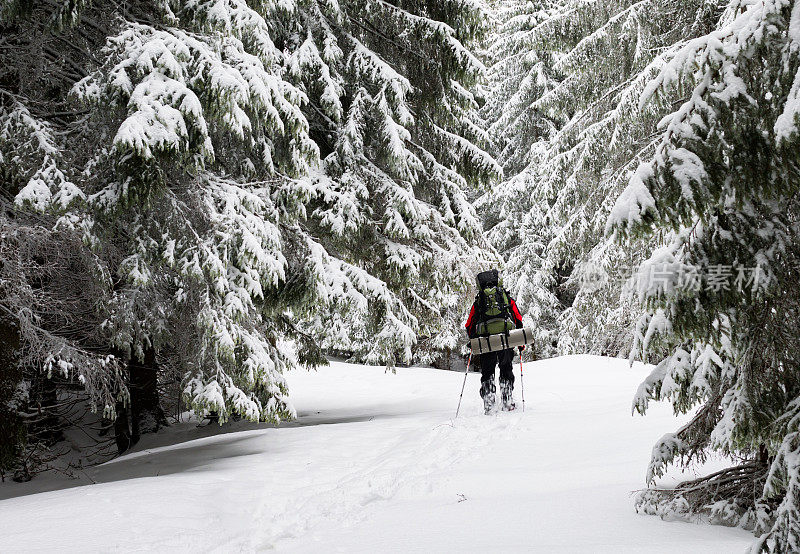 在雪地里徒步旅行的人。