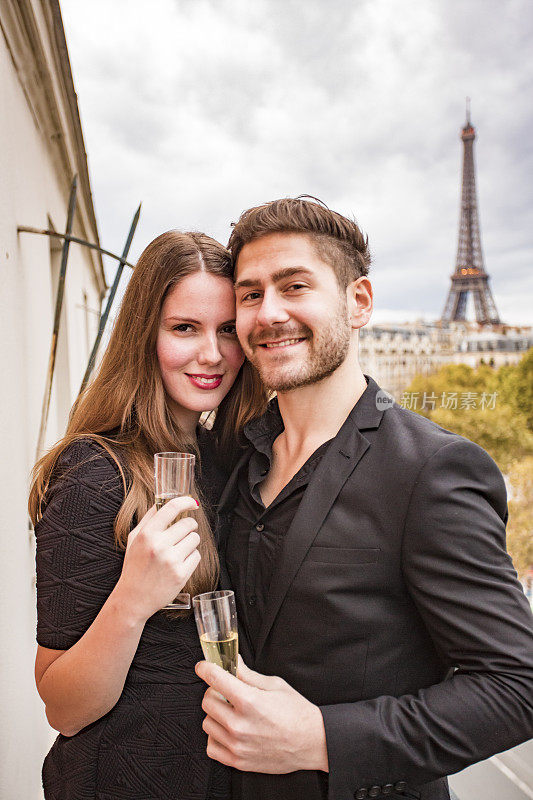 优雅的年轻夫妇在巴黎喝香槟