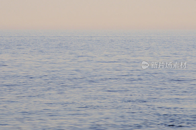 平静的蓝色海浪