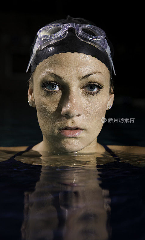 女游泳运动员