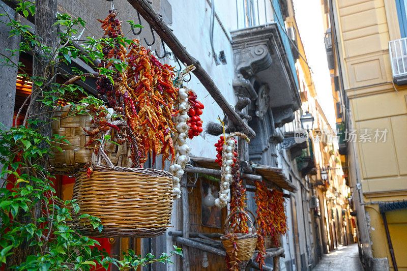 篮子和植物挂在意大利的一条街上