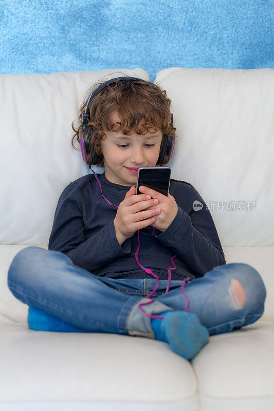 儿童(6岁)听播客或音乐