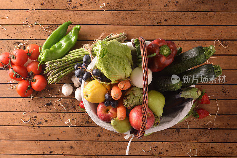 水果和蔬菜在木桌上俯视图