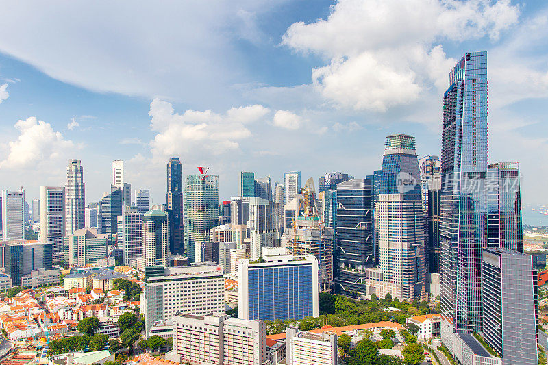 在阳光灿烂的日子里俯瞰新加坡城的商业大厦和金融区