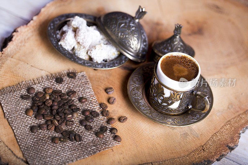 土耳其咖啡、巧克力和传统的铜餐具放在木架上