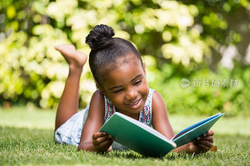 小女孩在公园看书