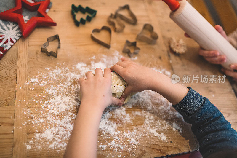 孩子在木头桌子上烤圣诞饼干