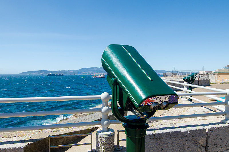 欧罗巴点观景台与硬币操作的双筒望远镜。远眺阿尔赫西拉斯湾或直布罗陀。英国海外直布罗陀领土。