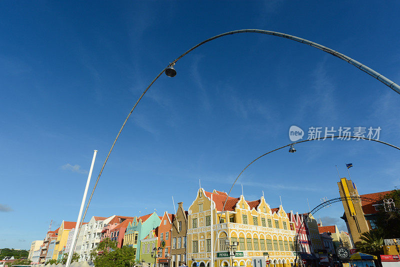 库拉索岛历史悠久的海滨城市Willemstad上五颜六色的殖民建筑