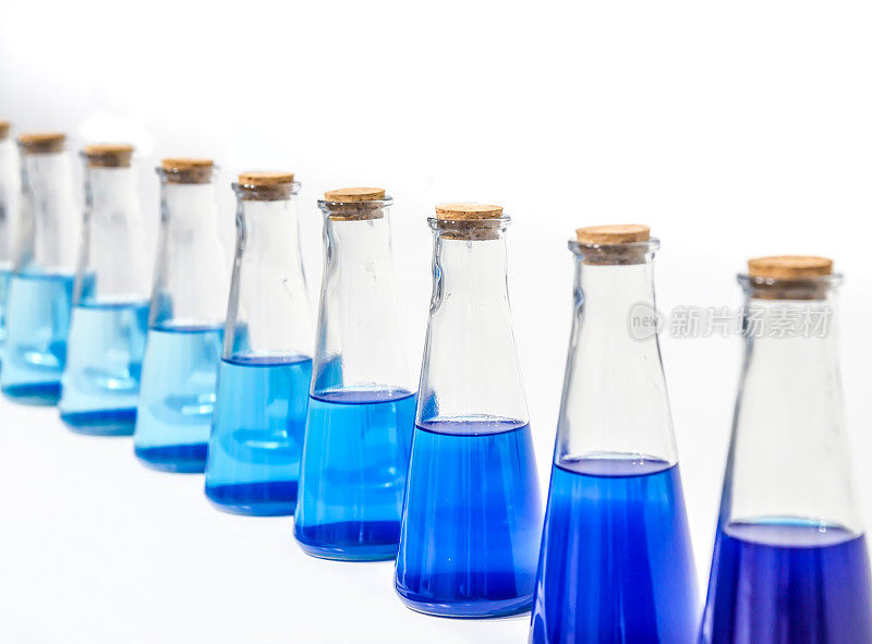 一个装有蓝色液体的玻璃瓶