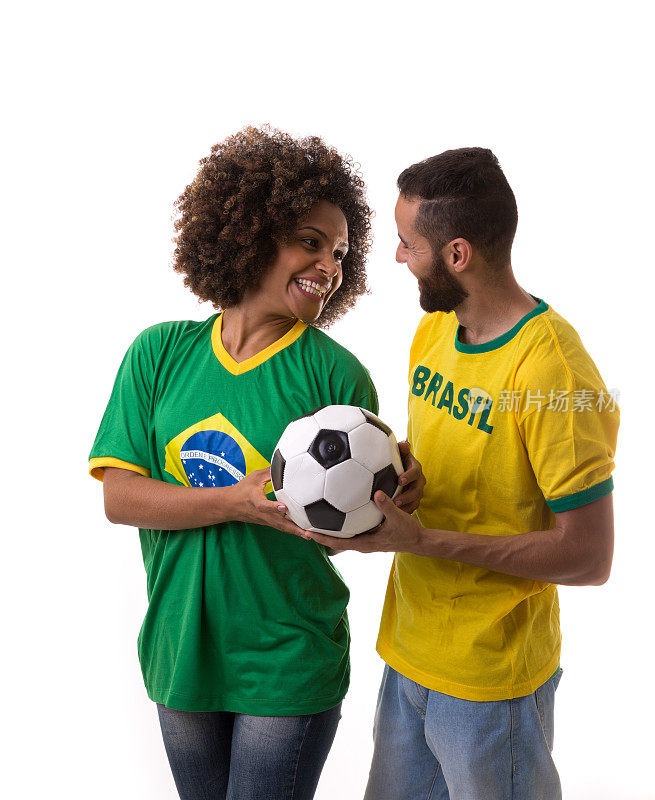 一对巴西球迷在白色背景下庆祝