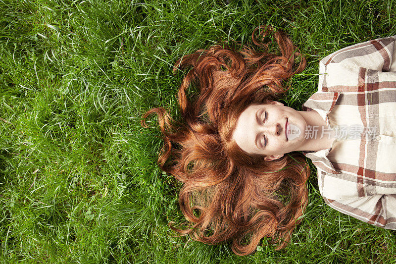 少女躺在草地上