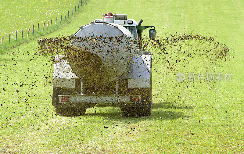 在德国巴伐利亚，用拖拉机和液体肥料施肥