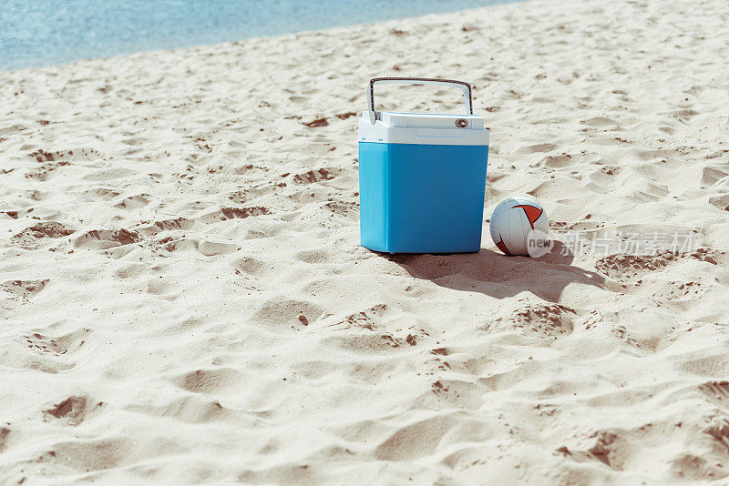 蓝色的冷藏箱和沙滩排球