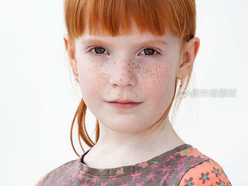 非常漂亮的红发小女孩，长着严重的雀斑