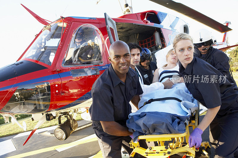 医护人员从直升机上卸下病人