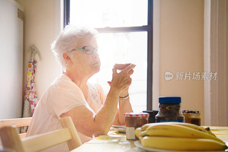 老妇人一大早吃早饭回来就露出悲伤的表情