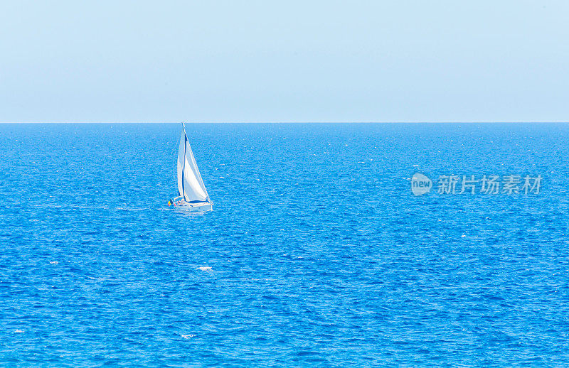 帆船在海上流动，游轮在公海上航行