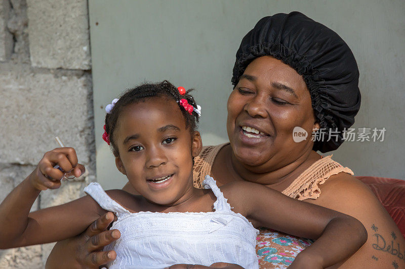 一个来自偏远村庄的牙买加母亲和她年幼的女儿的肖像