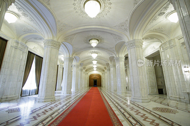 在导游的陪同下参观罗马尼亚议会大厦