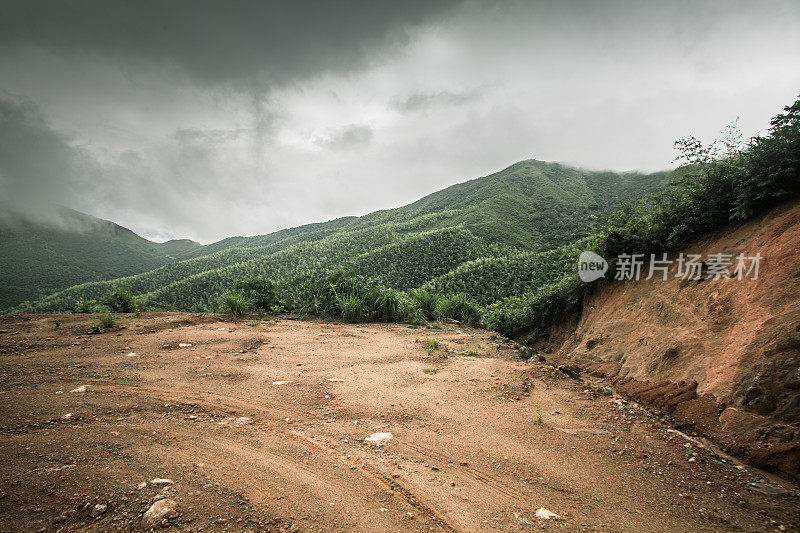 岩石路在阴天与轮胎印汽车商业