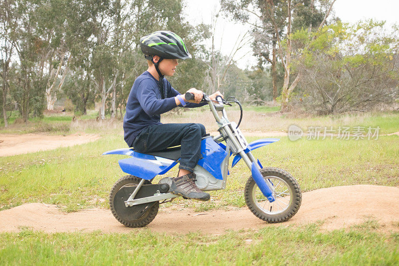 骑电动摩托车的小男孩