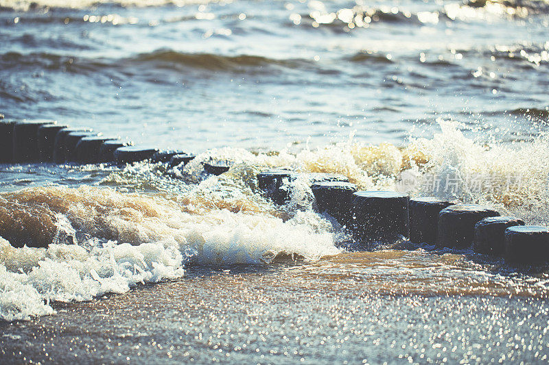 在波罗的海海浪的海滩上腹股沟的细节