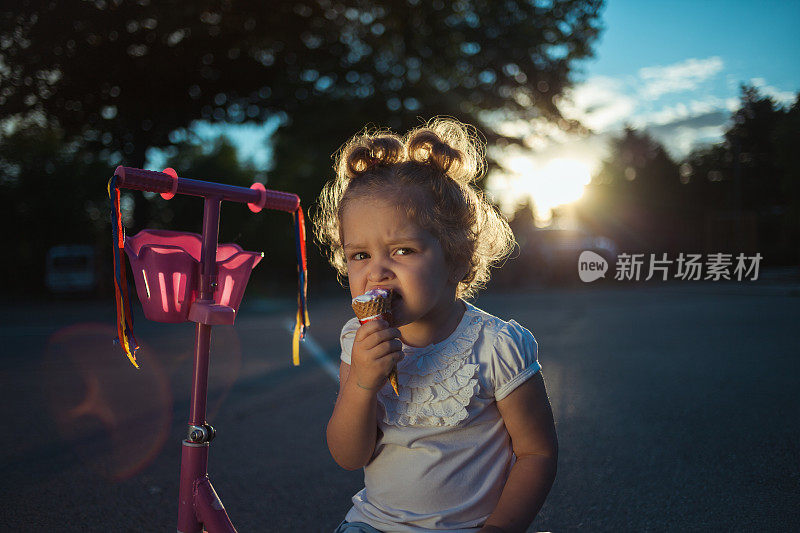 小女孩在吃冰淇淋