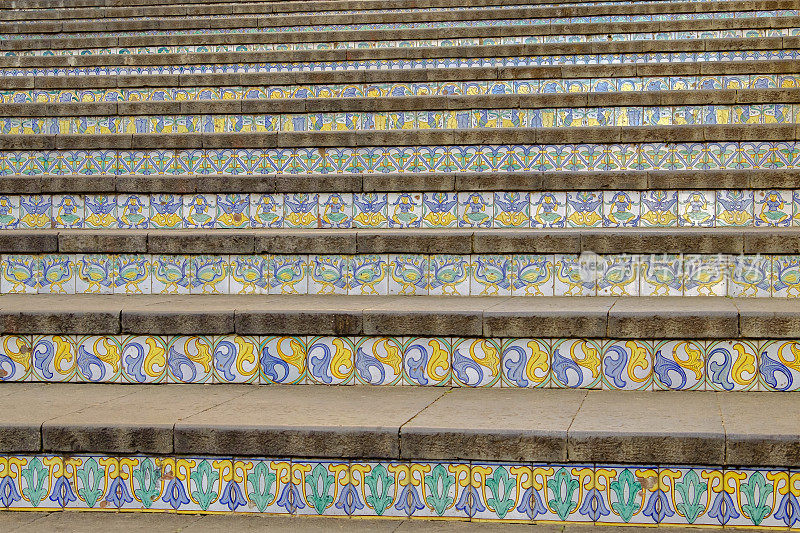 Caltagirone，用彩色瓷砖装饰的17世纪圣玛丽亚德尔蒙特楼梯(意大利西西里岛)