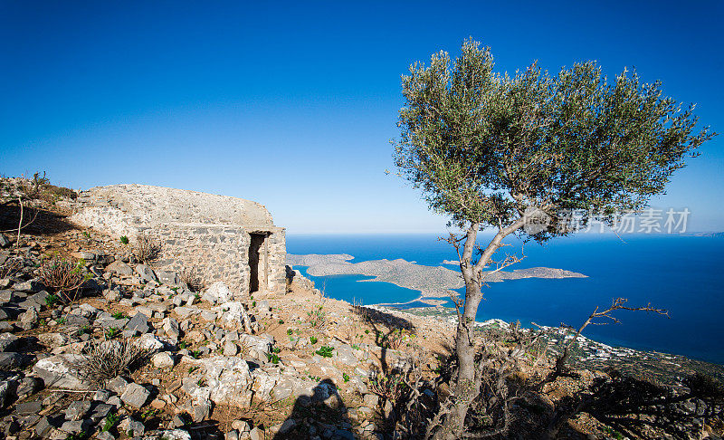 埃隆达海湾的全景与著名的村庄埃隆达和史宾纳隆加岛，克里特岛，希腊。