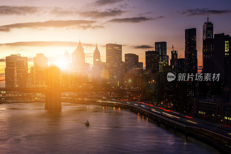 纽约布鲁克林大桥和摩天大楼后面五颜六色的日落