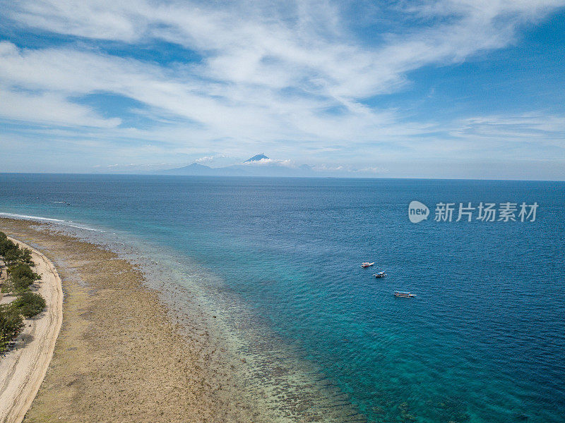 鸟瞰图，田园诗般的岛屿，白色的沙滩和蓝绿色的海-印度尼西亚