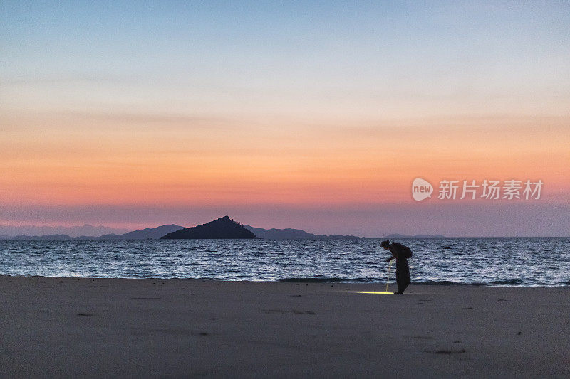 女人在海滩上走到海边