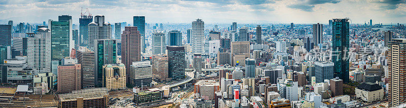 拥挤的摩天大楼城市景观全景未来主义的高层天际线塔日本大阪