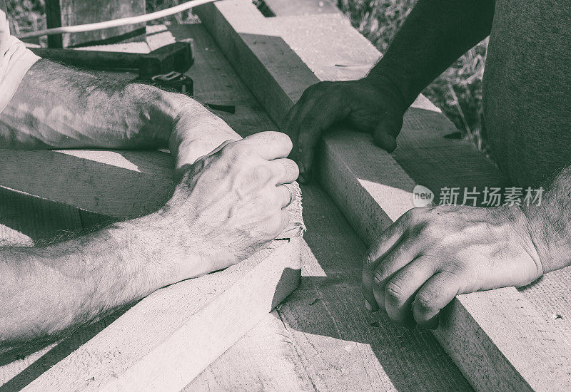 工人们的手是木匠，木工。黑白照片