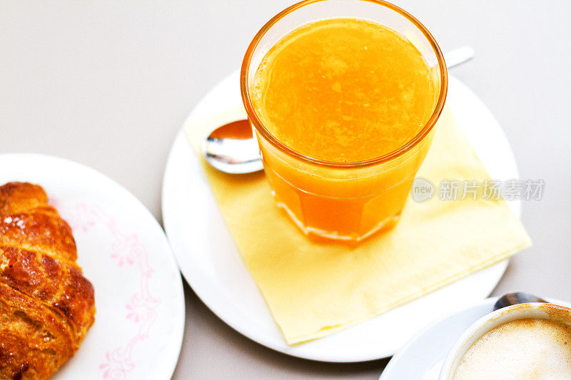 西西里:新鲜橙汁牛角面包和咖啡早餐