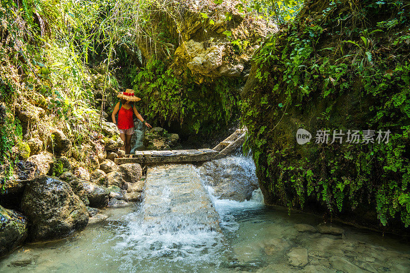 这位女士在徒步旅行