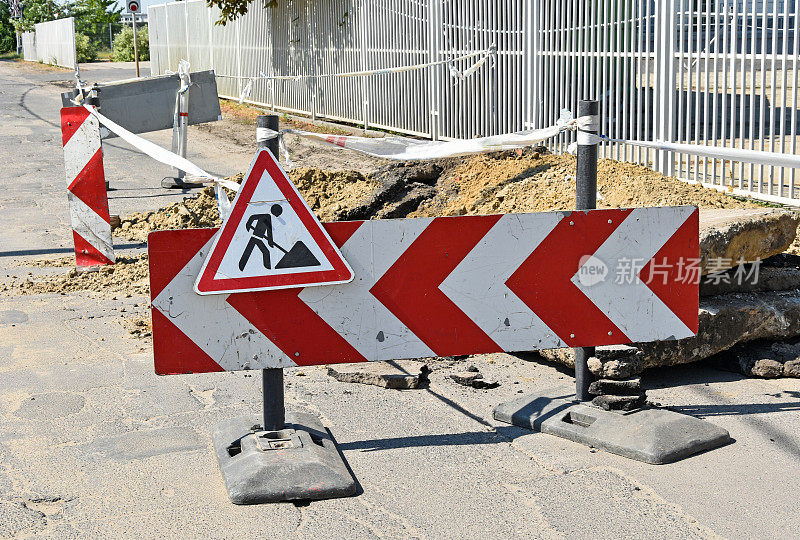 道路施工处的箭头标志和障碍物