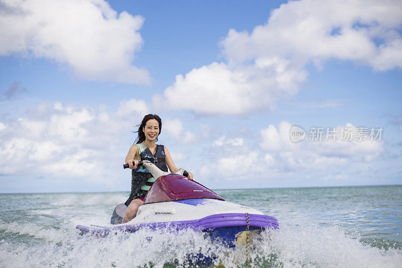 一个喜欢在关岛玩水上摩托的女人