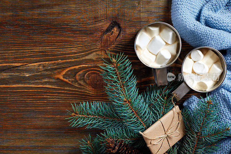圣诞节喝。用马克杯热咖啡和棉花糖在木制背景上。新的一年