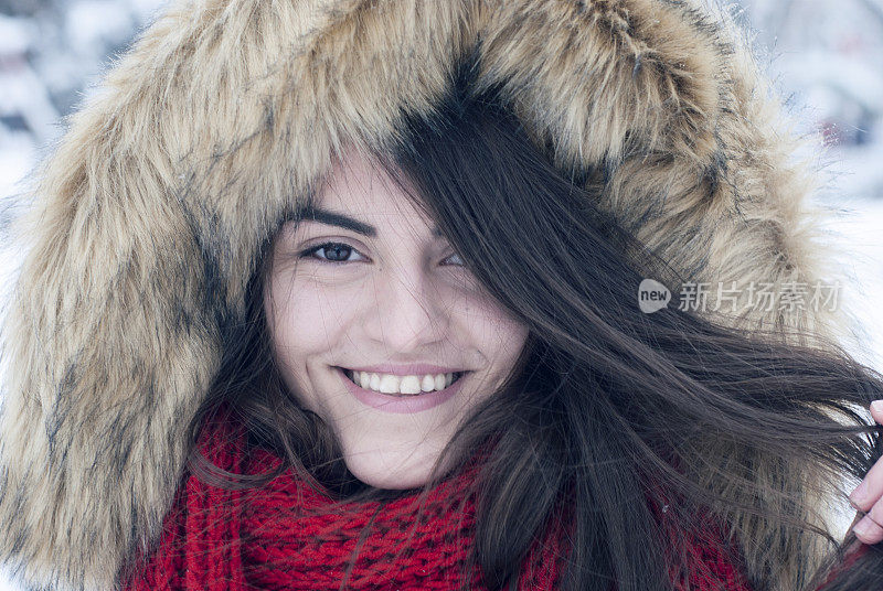 微笑的女人享受冬天