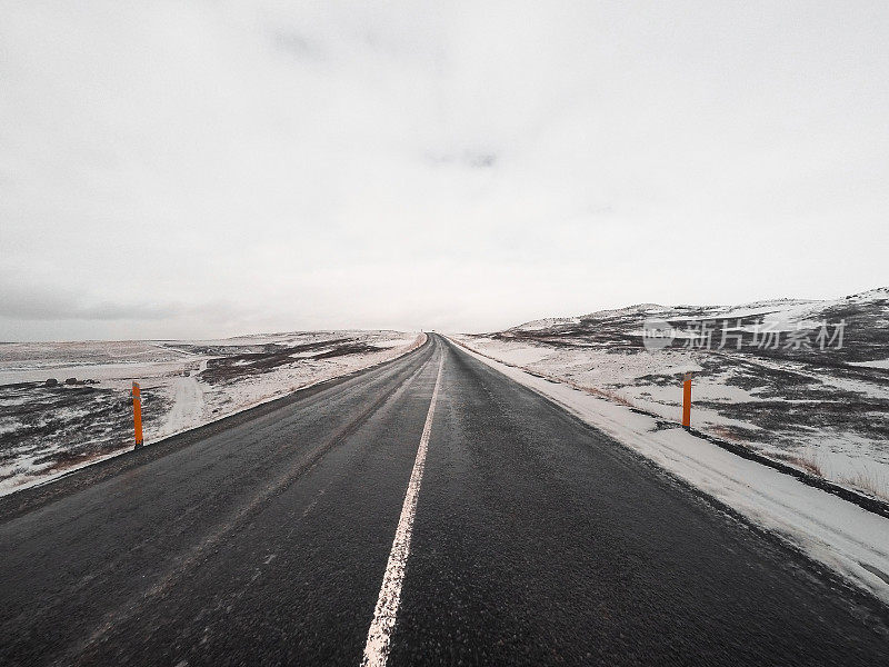 冰岛下雪的道路