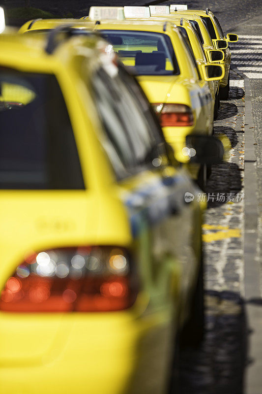 街上有一排黄色的出租车