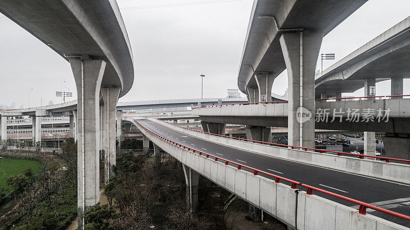 多云天气城市公路和立交桥鸟瞰图