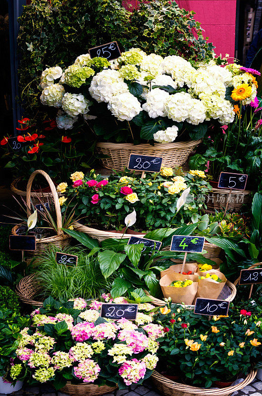 色彩缤纷的花束在市场鲜花