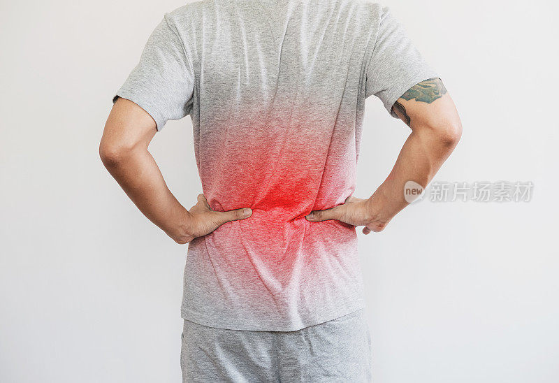 一个男人摸着背，用红色突出背疼的概念，背疼腰疼，放在白色的背景上