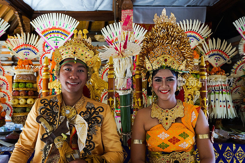 传统的巴厘岛婚礼夫妇