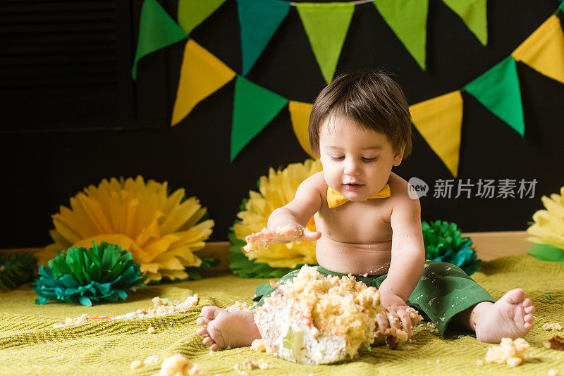 一个快乐的小男孩在生日蛋糕派对上