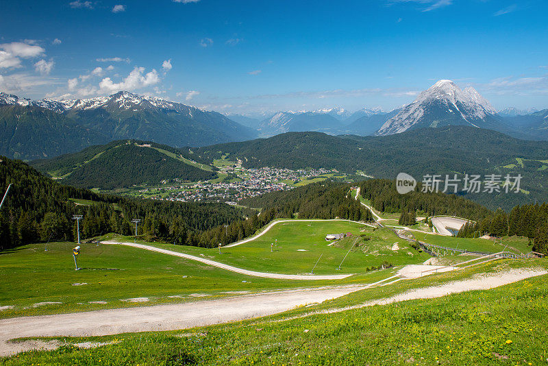 通往奥地利阿尔卑斯山脉Rosshütte中间站的小路